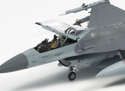 1/72 F-16CJ Block 50 Fighting Falcon with Full Equipment